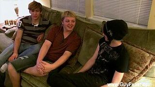 Hot gay It turns into a complete three way suckfest as they all trade - porn video